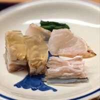 宮坂 - 身は叩きにしてあり旨味を味わう。テッピが整列していて、よくぞこんなことが！と驚く。