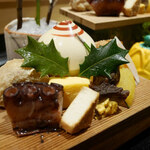 銀座 しのはら - ・お稲荷さん・蛸
      ・卵しんじょう
      ・柚子の皮・数の子
      ・蕗の薹・カラスミ大根
      ・クワイ・大豆柚子風味
      ・赤貝ぬた和え
      ・昆布締め伊勢海老