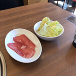 牛角 - 先付けの豚タンと生キャベツ