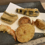 天ぷら いせ - 穴子、茄子、蕪、新ジャガ、海老、真ん中に雪下人参