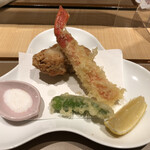 すし萬 - 揚げたてサクサク、海老の下ね～何だったか忘れました( ;∀;)