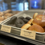 マニュファクチュア - 店内│《購入》チョコレートベーグル@税込250円、プレーンベーグル@税込200円