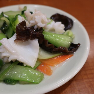 香港亭 - イカと野菜炒め。イカぷりぷり。