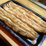 白焼
          手前が養殖、奥が天然