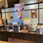 Tonkatsu Keiwaikei - ごはん、みそ汁、カレーのセルフお替わりコーナー
      キャベツのお替わりは店員さんに注文します