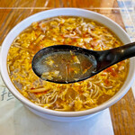 昌龍飯店 - 鶏ガラベースのスープに黒酢の酸味と自家製ラー油の風味が有り、かき卵のまろやかさが有るスープ