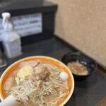 えどもんど - ラーメン豚1枚850円、生玉子50円、玉ねぎ50円、麺少なめ、アブラ、ニンニク