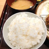 すき焼き 串カツ はるな 本町店 - 配膳されたご飯とお味噌汁…ちと配分がおかしい？お味噌汁の中身はキャベツと大根ひと切れずつでかなりさびしい…だしが効いたお味＆硬めに炊かれたお米自体は好みで美味しかったです。