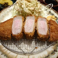 すき焼き 串カツ はるな 本町店 - イブ美豚の厚切りロースカツ(200g) 2,200円✨厚みのある甘い脂身が特徴。テーブルのお塩はヒマラヤ岩塩でしょうか、旨味が引き立ちました。一方、小皿たっぷりのソースは濃くてフルーティー♪