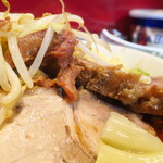 ラーメン二郎 - 豚の厚み