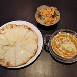 インドアジアン料理&炭焼居酒屋 PURNIMA - 日替わりランチ 800円、ナンは＋250円でチーズに変更