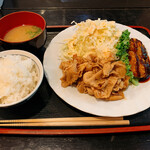よこた - 豚ロースのしょうが焼きとコロッケ定食（全貌）