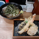 Tachinomi Tempura Kiku - 冷たい「天ぷら蕎麦（大盛）」（1,100円）