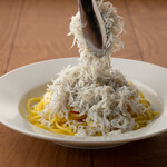 [All-you-can-eat] Peperoncino with whitebait fried in a pot