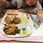 Tonkatsu Wakou - 来たら来たで、あまり進まない息子っち。オレンジジュースを飲み干して、満足しとる…