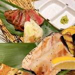 Amakusa No Megumi - 天草黒牛の特選A5ランクのもも肉と梅肉ポークロースステーキ食べ比べ