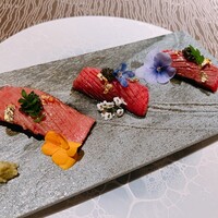 丑花 - 厳選黒毛和牛肉寿司三重奏
                    松阪牛リブロース、佐賀牛イチボ、国産牛赤身
                    フランス産キャビアを乗せて