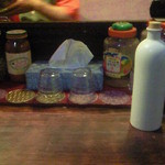 カウンター。お冷がお洒落なボトルに入れられてます