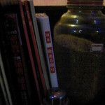 スパイスロード - カウンターにスパイスと一緒に並ぶ密教・呪術の本。ご主人が修行僧か仙人に見えてくる