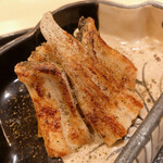 Kozasazushi - 穴子の雉焼き。こちらの名物です。捌いた穴子に六本の金串を打ち、酒と醤油を塗って炙ります。薬味は振り柚子と粉山椒