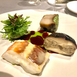 ASAHINA Gastronome - 赤矢柄のポアレと海藻バターを纏った鮑　若ずみ葡萄のソースヴェルジュテ　椎茸も居ます