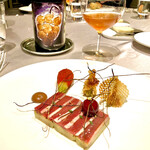 ASAHINA Gastronome - シャラン鴨胸肉の燻製生ハム　長茄子のフォンダン　タマリンドのクーリ　　鴨にはサンギュリエ ヴィニョブル デュ レヴールのオレンジワイン