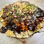 小鉄 - お好み焼き ぶた玉＋カス
辛いの・青海苔・削節をかけて
