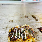 小鉄 - お好み焼き ぶた玉＋カス
後半はマヨネーズを貰って