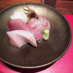 賛否両論 - お造りは寒鰤と真鯛。けっこう美味しい寒鰤でした。酢飯が少量添えてあるので、お寿司みたいにして食べるのも良し。