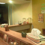 席はカウンターのみです