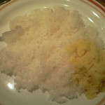 GARAM - ご飯にジャガイモのスパイス和えが添えられており、カレーに混ぜながら食べるのがおいしい！