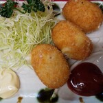 ぎょうざの美鈴 - かにクリームコロッケ初体験。美味しい。ビールが飲みて～。