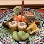 御料理 寺沢 - 牡蠣ｵｶｷ揚げ､ｺｺﾞﾐ天ぷら､車海老塩茹で､ｱﾜﾋﾞ塩蒸し､穴子八幡巻､一寸豆､子持ち昆布とﾁｰｽﾞ松葉串､ｲﾜｼ明太子焼､ｱﾏｴﾋﾞ塩辛､薑