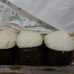 ぎょうざの美鈴 - テイクアウトです。やっぱりおにぎり美味しい。