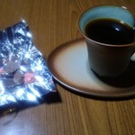 シティーライト - 家で淹れたノアール、モンロワールのリーフチョコレート