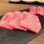 熟成焼肉 マルニク - 黒タン薄切り 2550円
            熟成タン 2100円