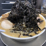 燕三条らーめん潤 - 真っ黒な岩のりが山盛りです。