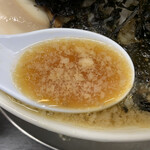 燕三条らーめん潤 - 背脂こってりですが、ベースのスープは意外にもすっきりしています。