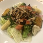ココス - グリルチキンとナッツの11種野菜サラダ