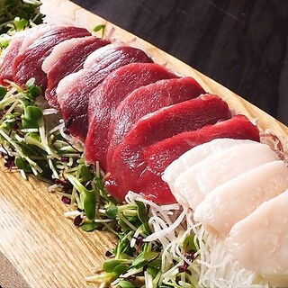 Enjoy the exquisite dishes of fresh domestically produced horse sashimi and the legendary local chicken “Amakusa Daio”