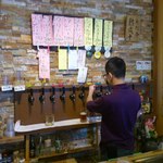 高円寺麦酒工房 - 【2013年01月01日】店内のサーバーからビールを注いでます。