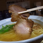 らーめん工房 RISE - 大き目の肉厚チャーシューは食べ応えアリ！！