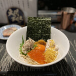 酒肴場 屯 - 【限定】青森産濃厚真鱈白子とズワイ蟹味噌のまぜそば」¥1500に、からすみ粉¥200と大間の塩うに¥300をトッピング。プラス、八戸前沖さば棒寿司¥250。