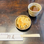 野麦 - 箸休めの小鉢とお茶