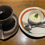 Dainingu Kura Osharaku - デザートのかぼちゃプリンとコーヒー