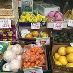 楽楽生鮮 - 店頭のフルーツなど