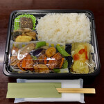 おもてなし料理 葦笛 - 日替わり弁当：揚げとりの和風あんかけ(\900)
