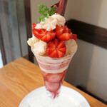 フルーツシェフ - 本日のイチゴパフェ（あまおう、雪うさぎ）