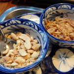 ベトナム料理コムゴン - ピーナッツと揚げ玉ねぎをトッピングします