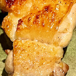 オオクサ - 下は丹波黒鶏のモモ　こちらもしっかり締まっていて肉の旨味が強い美味しい焼鳥です